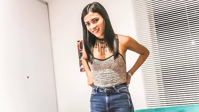 A tímida adolescente latina experimenta pela primeira vez um grande pau preto