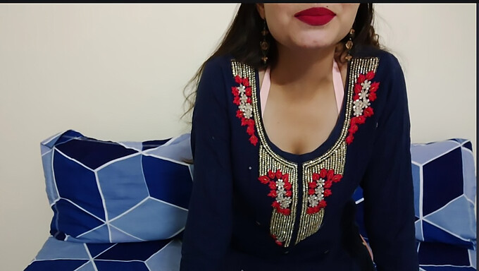 Juego de roles travieso de Bhabhi con la charla sucia y los deseos lujuriosos de la adolescente de 18+ Pati