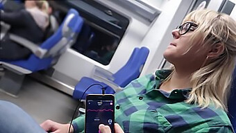 Adolescenta Ajunge La Orgasm Cu Jucării Sexuale În Tren