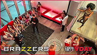 Bunny Colby,Keira Croft,Scarlit Scandal和Aubree Valentine与两个幸运的家伙进行群交 - Brazzers