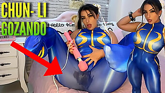 Cosplay dívka oblečená jako Chun Li z Street Fighter si užívá sólovou hru se svým vibrátorem Hachi, dosahuje intenzivního potěšení a smáčí si kalhotky a kalhoty