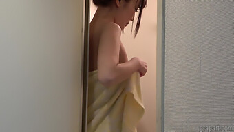 En På En Cam Med En Japansk Teenager (18+) I Bruseren