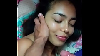 Cô gái nhỏ nhắn người Latina sử dụng đồ chơi tình dục trong khi cho tôi một màn blowjob