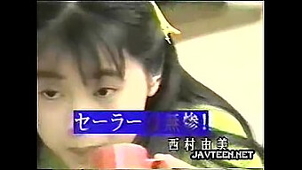 La performance rétro chaude et classique de Yumi, une adolescente japonaise vintage