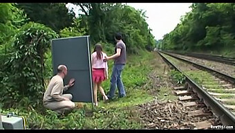 盗撮カップルが屋外で3pを目撃する