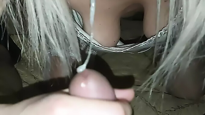 Üvey kız kardeşinin amatör ev yapımı pornosunun kardeşinin yardımıyla çekilen POV videosu