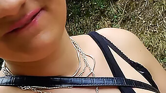 Uma Garota Sexy De Bicicleta Fica Excitada E Usa Um Dildo Para Se Dar Prazer Até Gozar