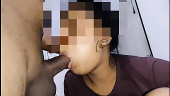 Gadis India Memberikan Deepthroat Yang Bersepah Dan Menerima Cumshot Di Mukanya