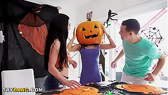 La MILF Tia Cyrus es engañada en una calabaza por su hijastro en este video temático de Halloween