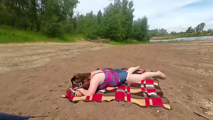 Kona gir en hjemmelaget strandblowjob og creampie