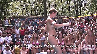 Divoká bikinová súťaž sa mení na verejnú výstavu v nudistickom prístave