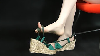 Zoom Di Kaki Asia Yang Dihiasi Sandal Espadrille Basah