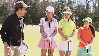 Japonská Tínedžerka Hrá Nahá Golf A Dostane Tvár