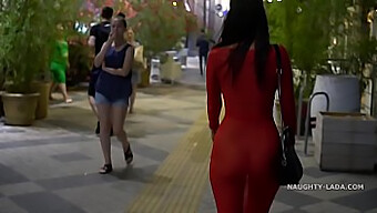 Milf In Vestito Rosso Si Mostra In Pubblico