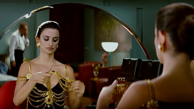 Penelope Cruz flaunts her big natural boobs in "Broken Embraces" 3