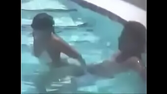 Espie Um Casal Gostoso Em Uma Piscina Molhada E Selvagem