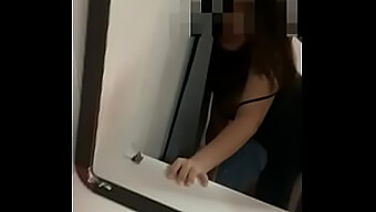 Asiatka s velkým penisem dostane creampie a mluví špinavě