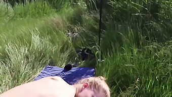 Un Grosso Cazzo Nero Nero Regala Una Scopata Intensa A Una Ragazza Di Colore Al Lago