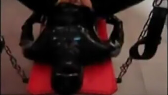 Meesteres Domineert Latex Geklede Strapon Slaaf Voor De Webcam