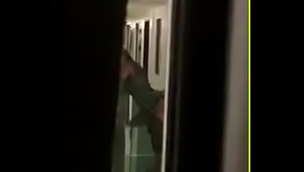 Intime Begegnung Auf Einem Balkon Auf Video Aufgenommen