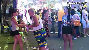 Telecamera nascosta cattura l'incontro di un turista sessuale thailandese con una signora della notte locale