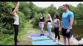 Erektion Des Britischen Schwulen Während Des Yoga-Kurses