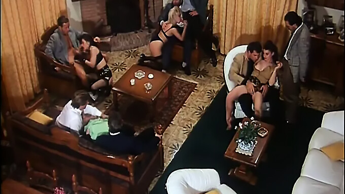 Um clássico atemporal: A melhor cena de orgia no pornô vintage